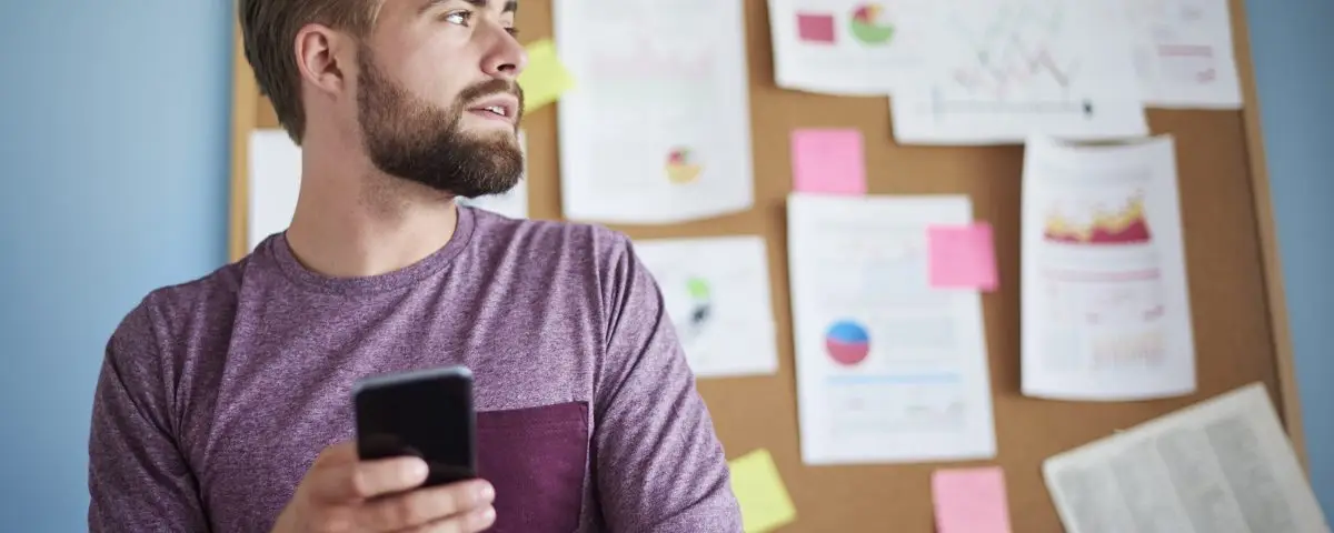 Un empresario revisando gráficos y campañas digitales en una tablet, con iconos de marketing y redes sociales alrededor.