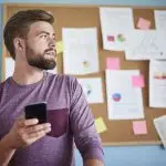 Un empresario revisando gráficos y campañas digitales en una tablet, con iconos de marketing y redes sociales alrededor.