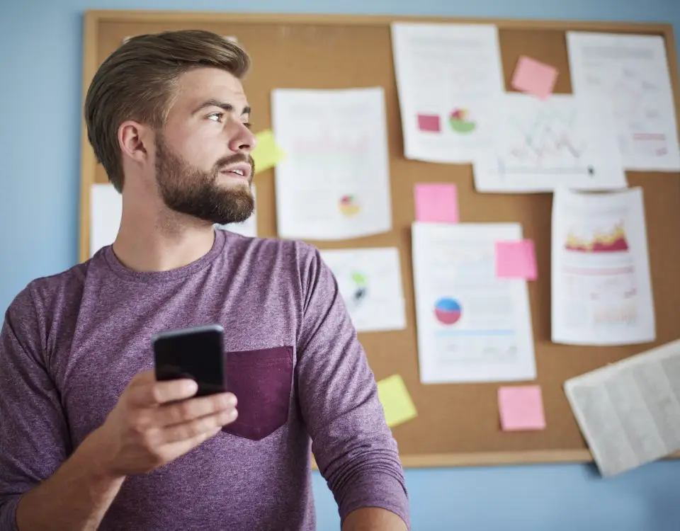 Un empresario revisando gráficos y campañas digitales en una tablet, con iconos de marketing y redes sociales alrededor.